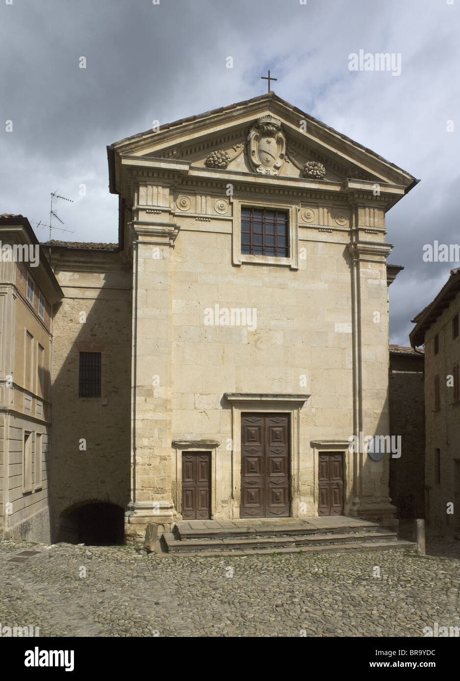 Vigoleno, près de Parme, Italie. Oratorio della Madonna delle Grazie. Dix-huitième siècle, façade donnant sur la place principale. Banque D'Images