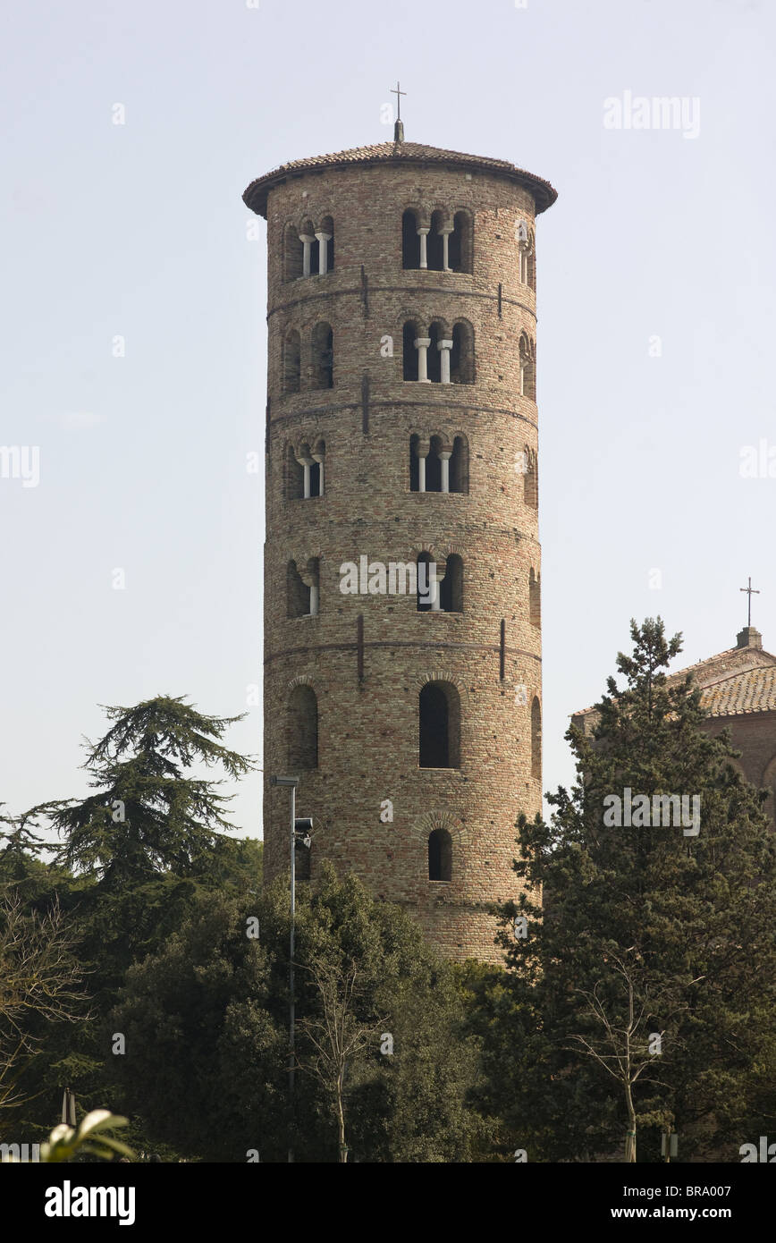 Italie Ravenne Basilique Sant' Apollinare in Classe, consacrée par l'Évêque Maximien 549. Le campanile de brique. Banque D'Images