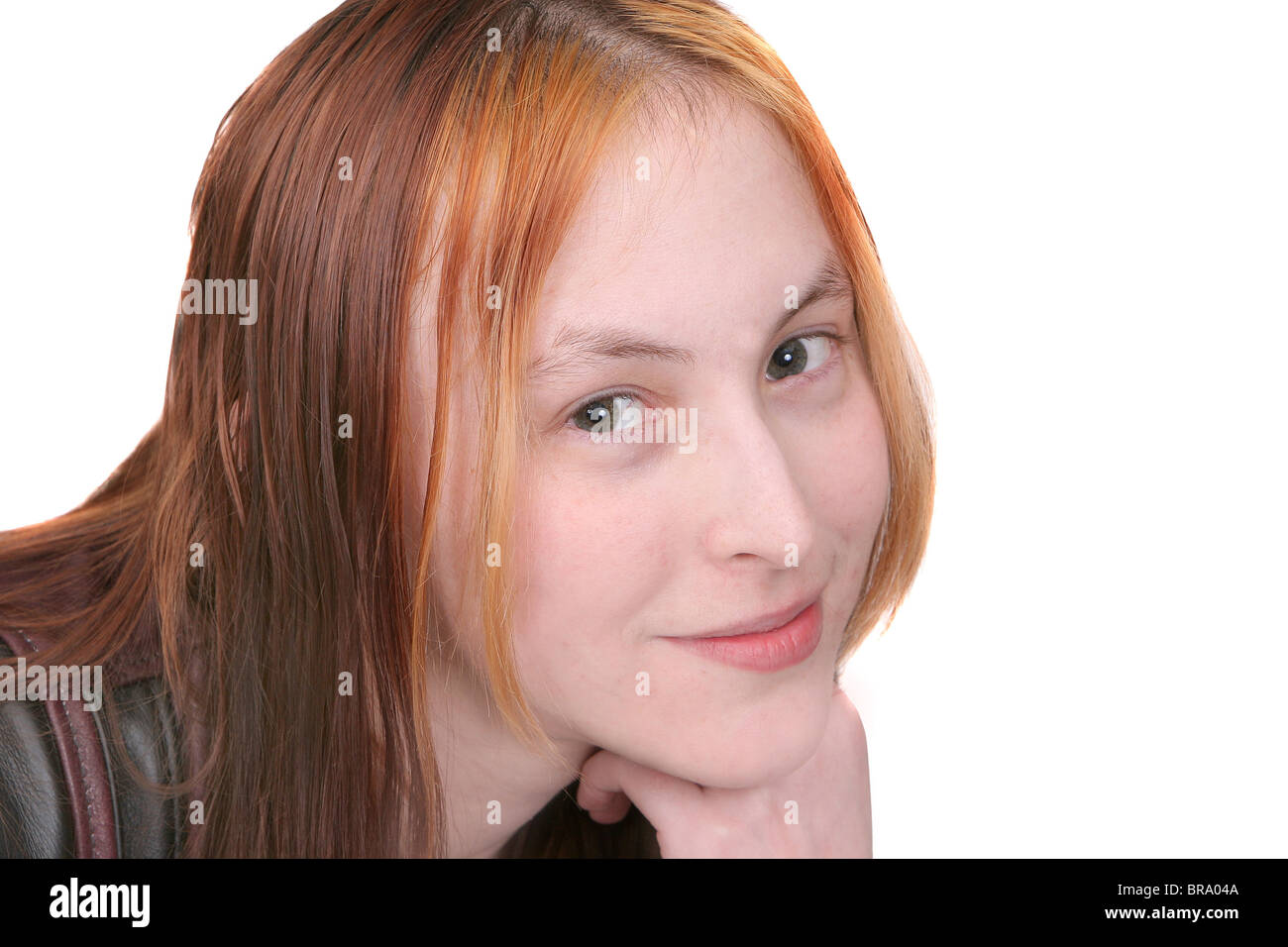 Une jeune femme aux cheveux rouge années 20 heureux closeup portrait over white Banque D'Images