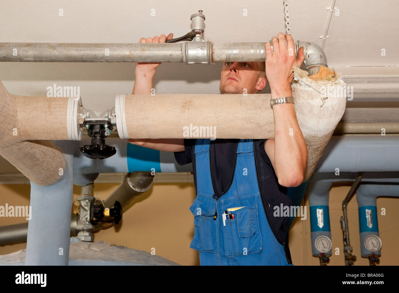 Technicien en chauffage et sanitaire de l'installation d'un évent d'air Banque D'Images
