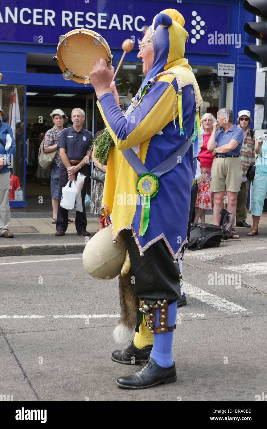 Clown/fool du Letchworth Morris Men effectuant à St Albans Festival 2010 Banque D'Images