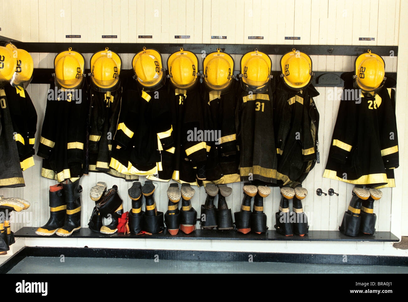 Des années 1990 à la pendaison DE POMPIER FIREHOUSE Banque D'Images Des années 1990 à la pendaison DE POMPIER FIREHOUSE Banque D'Images