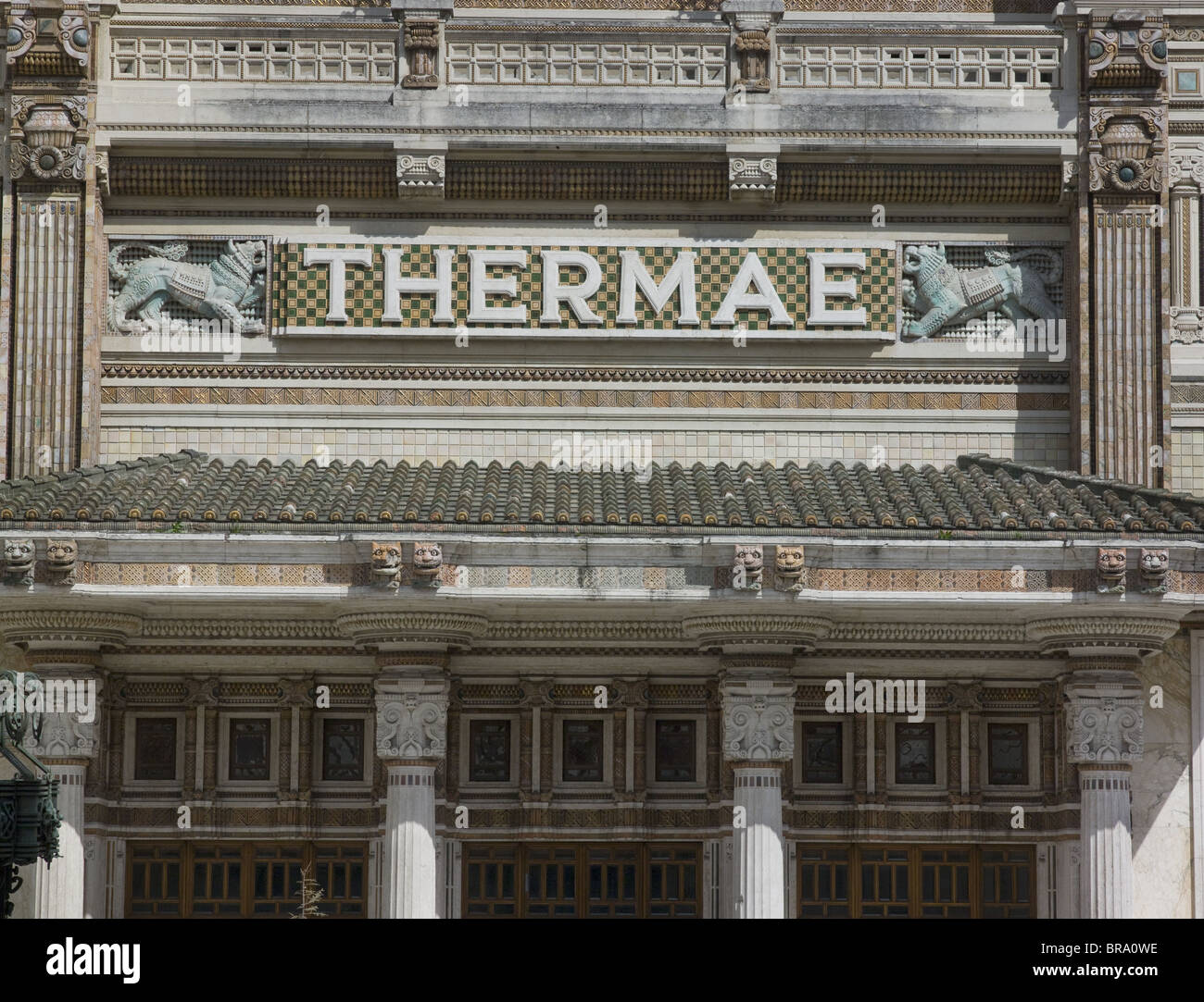 Salsomaggiore, Italie, thermes par architecte Art Nouveau Ugo Giusti. Inaugurée en 1912 a ouvert ses portes en 1923. Lettrage Thermae Banque D'Images
