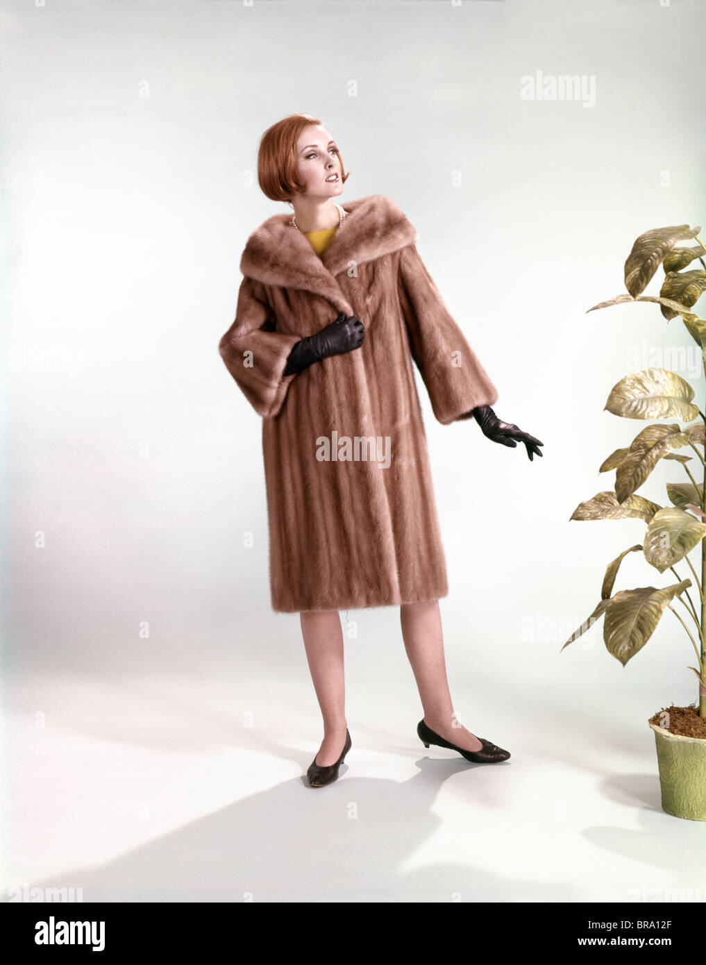 1960 femme élégante fourrure manteau de vison mode pleine longueur Banque D'Images