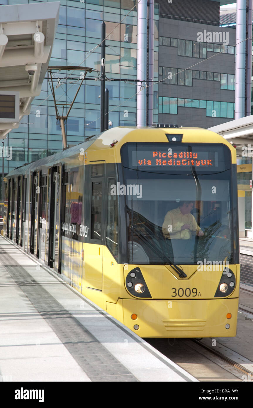 Tramway Metrolink à Media City UK,arrêt de tramway Salford Quays Salford, Greater Manchester.opérationnel à partir de septembre 2010. Banque D'Images