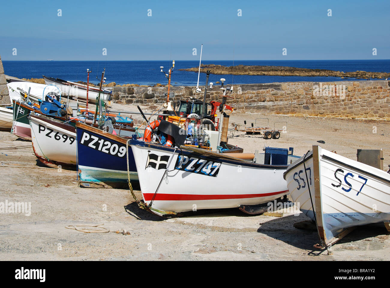 Bateaux de pêche sur la cale de halage à sennen Harbour à Cornwall, uk Banque D'Images