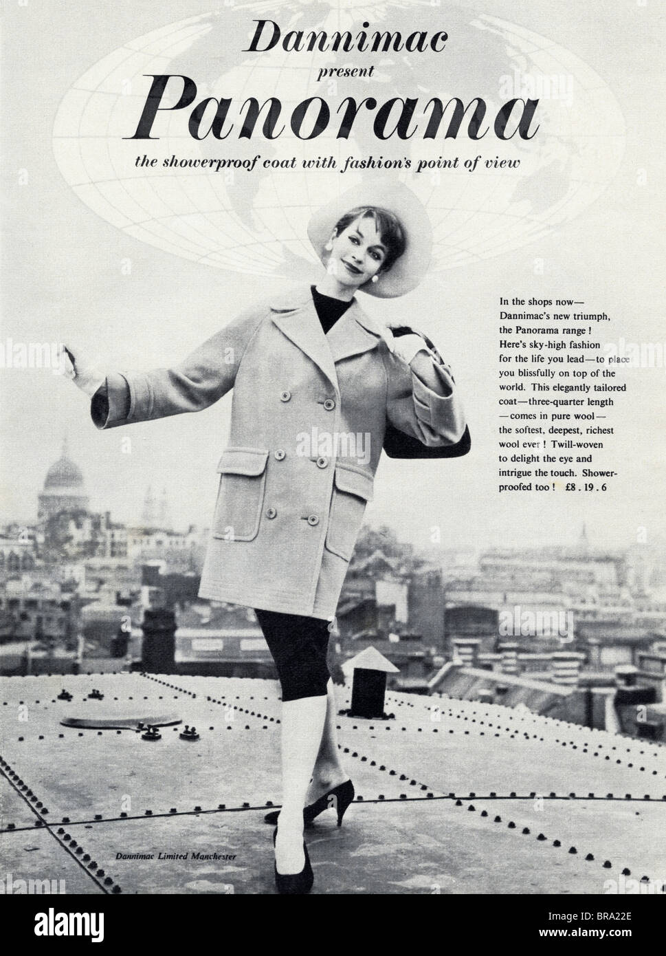 Annonce Dannimac la mode pour dames manteau imperméable circa 1959 Banque D'Images
