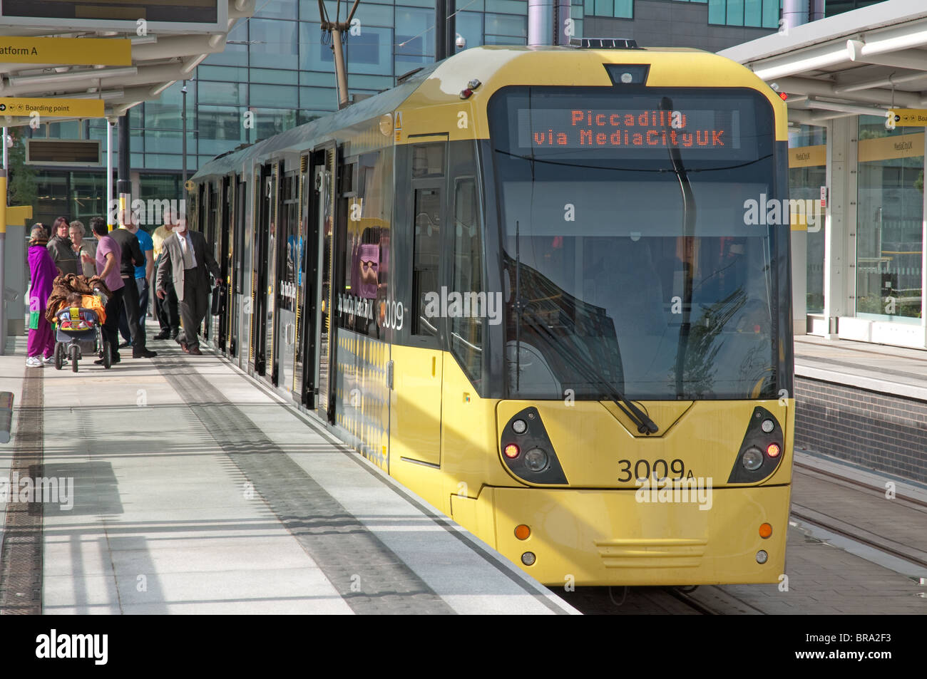 Tramway Metrolink à Media City UK,arrêt de tramway Salford Quays Salford, Greater Manchester.opérationnel à partir de septembre 2010. Banque D'Images