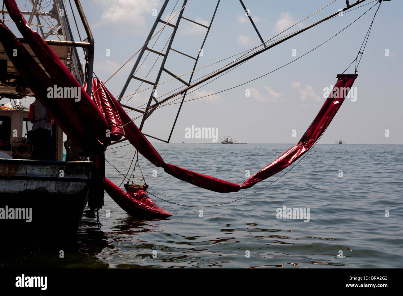 Les bateaux de pêche équipés de récupérateurs dans Barratarria Bay en Louisiane la poudre de l'huile de l'huile de la British Petroleum Deepwater-Horizon Banque D'Images