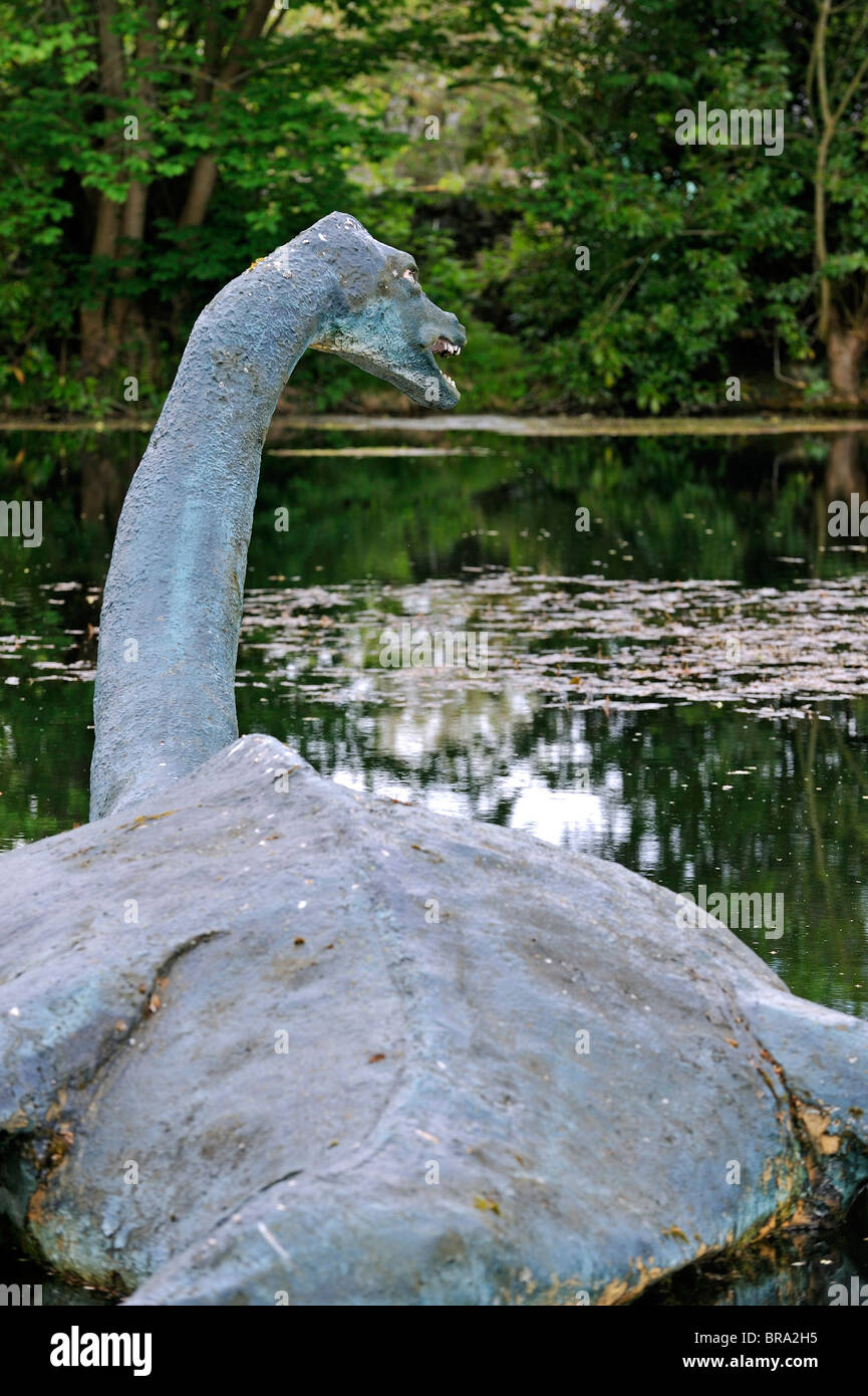 Reconstruction de Nessie, le monstre du Loch Ness, comme à l'extérieur de l'étang de plésiosaure Loch Ness Exhibition Centre, Drumnadrochit Banque D'Images