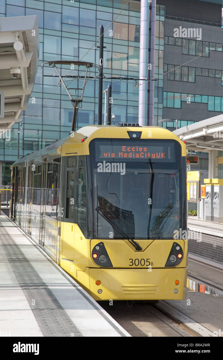 Tramway Metrolink à Media City UK,arrêt de tramway Salford Quays Salford, Greater Manchester.opérationnel à partir de septembre 2010. Banque D'Images