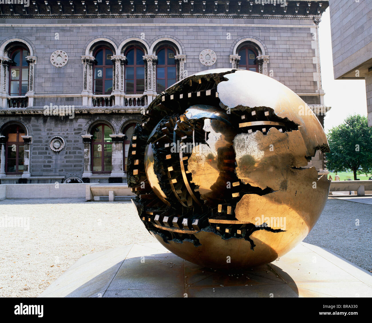 &# 8216;Dans Sphère Sphere&# 8217 ; Arnaldo Pomodoro Sculpture, Trinity College, Dublin Banque D'Images