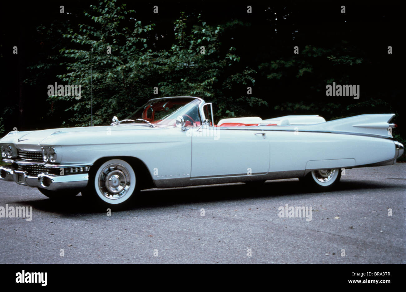 1959 Cadillac Eldorado Convertible BLANC VUE DU CÔTÉ DE L'AUTOMOBILE Banque D'Images