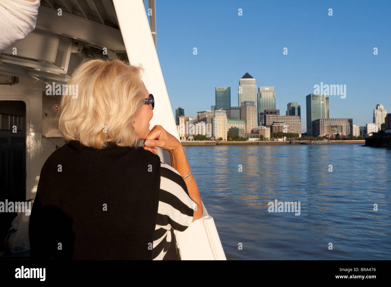 Croisière sur la rivière aux femmes de bénéficier d'avis de Canary Wharf - London Banque D'Images