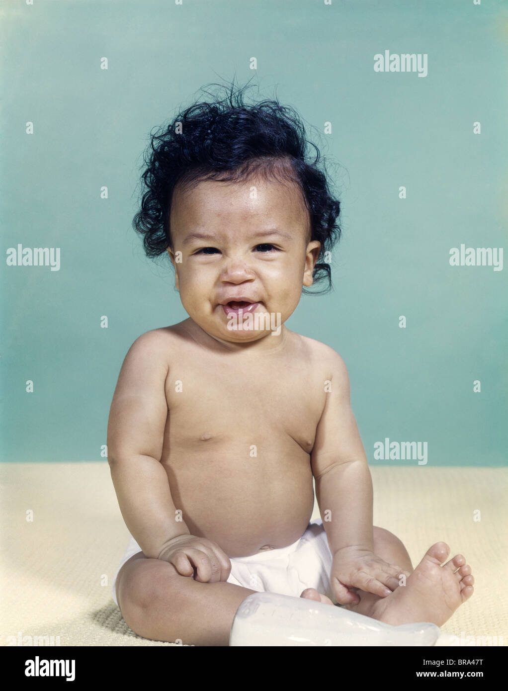 1960 PORTRAIT Africains-Américains BABY BOY WEARING SMILING COUCHES FAISANT L'expression faciale Banque D'Images