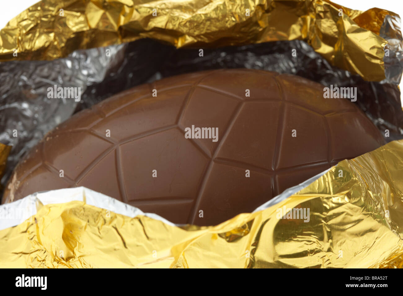 Enveloppé d'aluminium œuf de pâques ouvert Banque D'Images