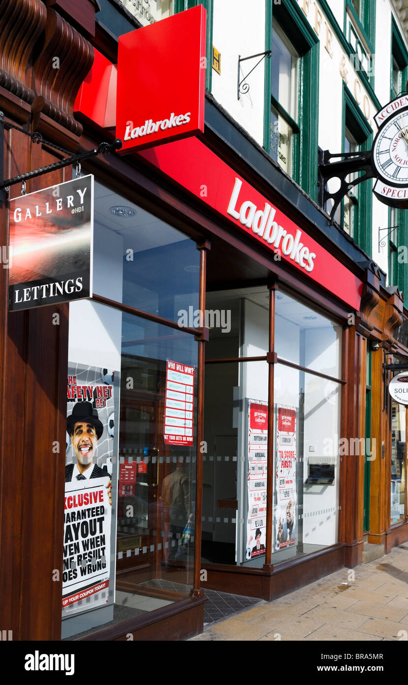 Ladbrokes betting shop, Huddersfield, West Yorkshire, England, UK Banque D'Images