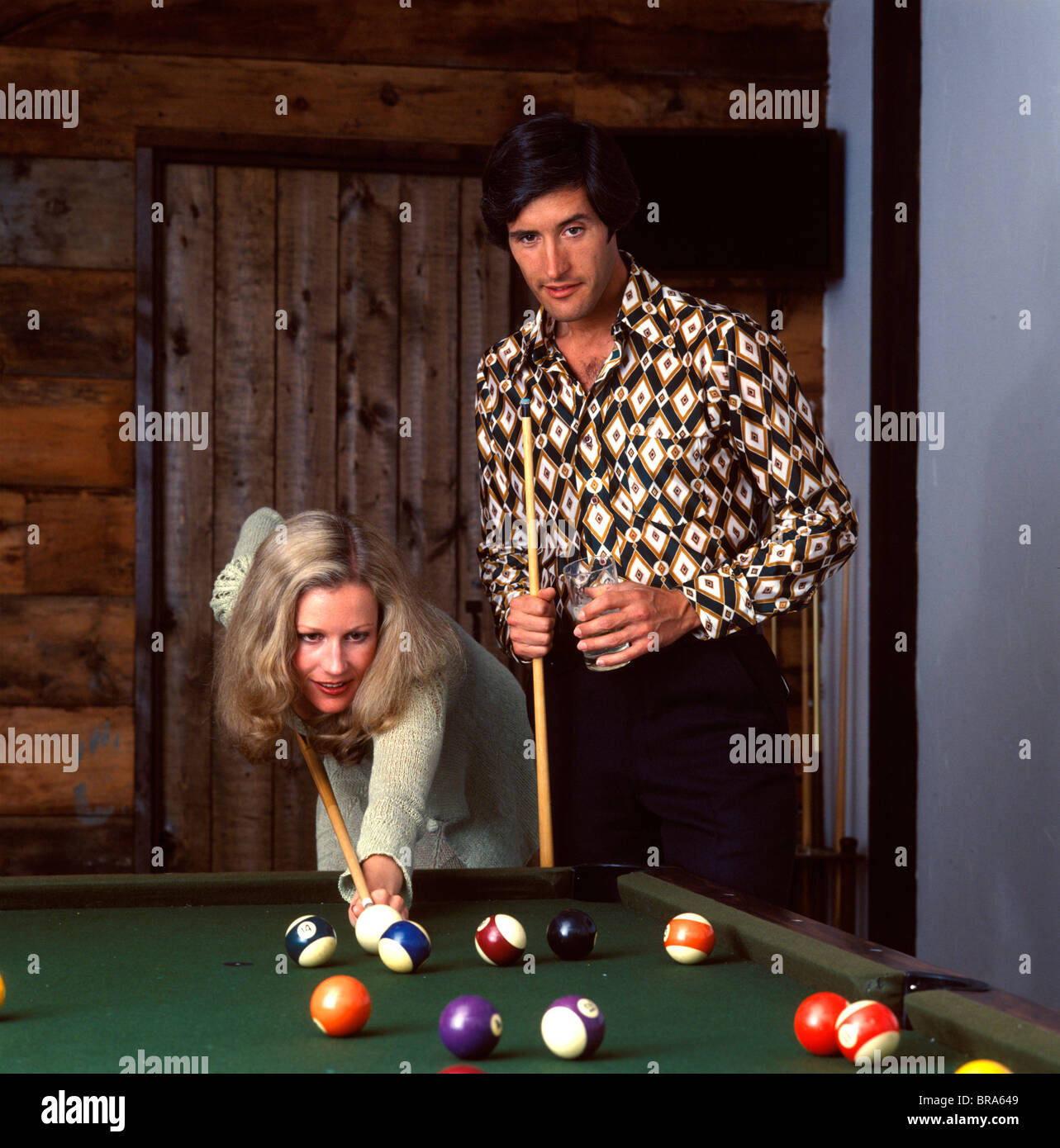 DATE COUPLE HOMME FEMME salle de billard des Années 1970 Années 1970 Rétro Tir Billard Banque D'Images