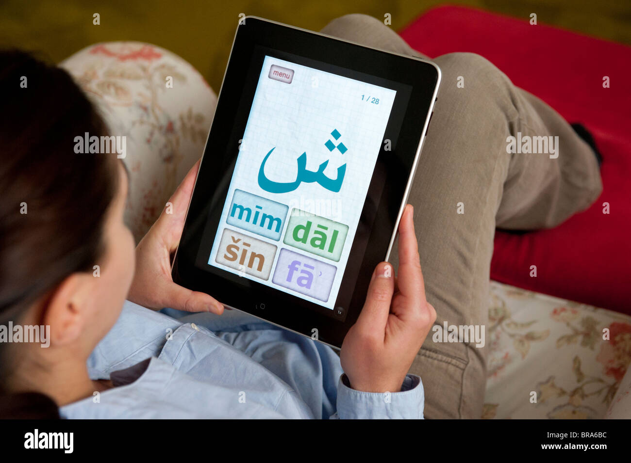 L'apprentissage des élèves de sexe féminin de l'enseignement de la langue arabe à l'aide d'application sur iPad tablet computer Banque D'Images