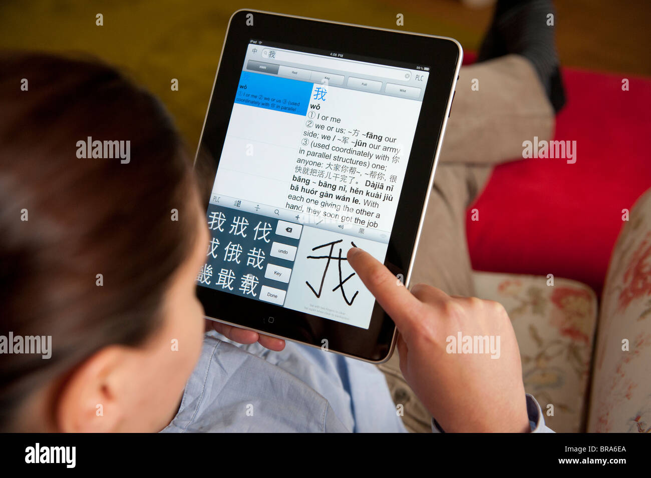 L'apprentissage des élèves de sexe féminin à l'aide de chinois mandarin à l'enseignement sur l'iPad tablet computer Banque D'Images