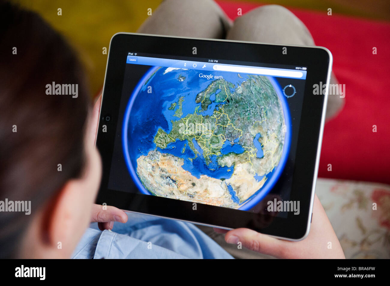 Femme en utilisant l'application Google Earth sur iPad tablet computer Banque D'Images