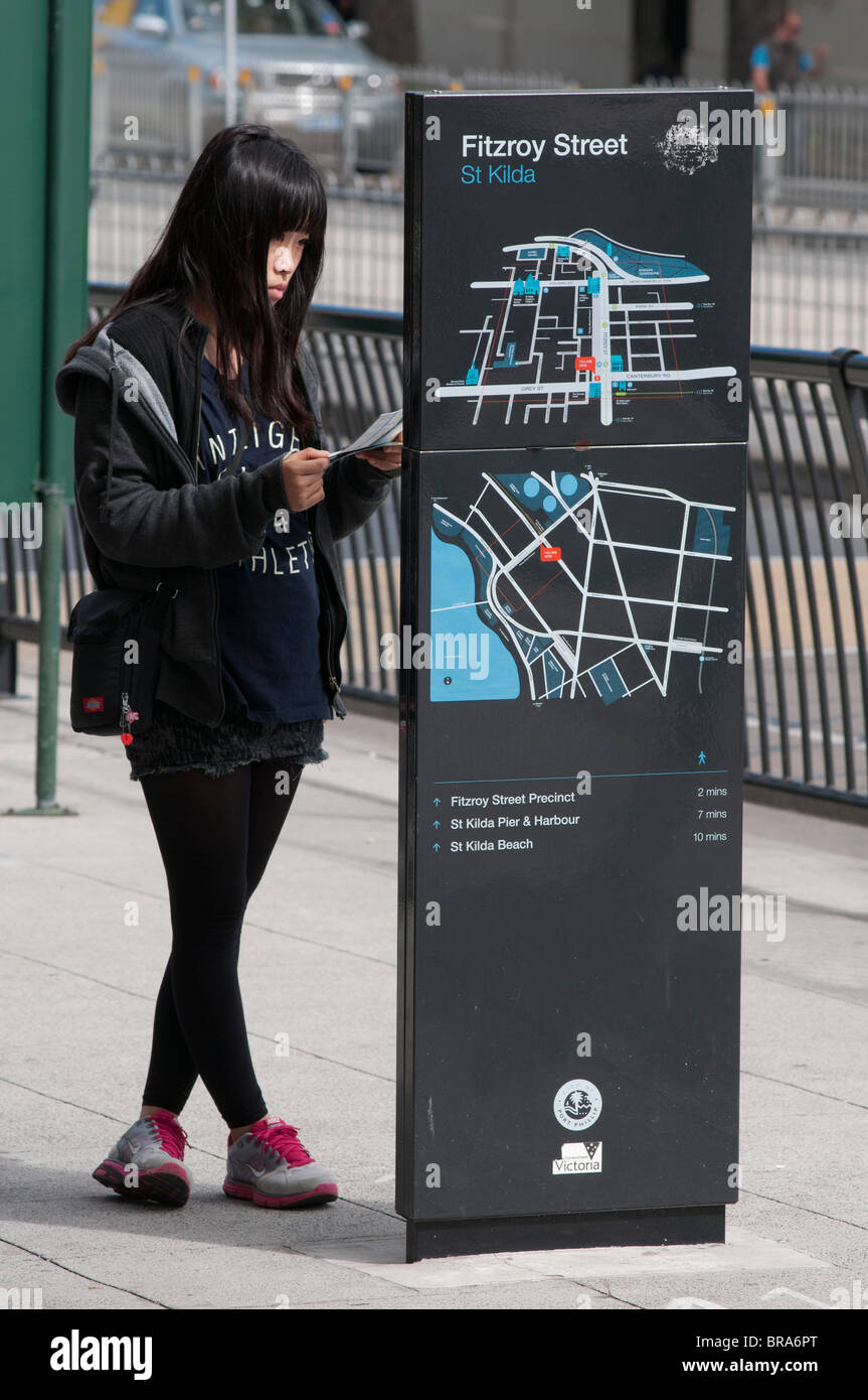Un jeune touriste japonais en regardant une carte à Fitzroy Street, St Kilda à Melbourne Banque D'Images
