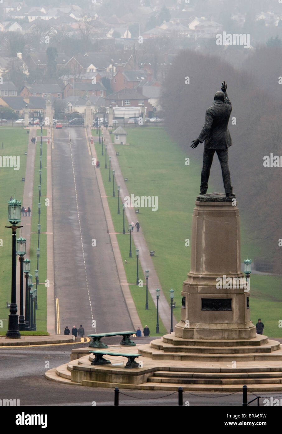 Prince of Wales Avenue depuis ni Parliament Buildings (Assemblée d'Irlande du Nord), avec une vue arrière du monument Carson au premier plan Banque D'Images
