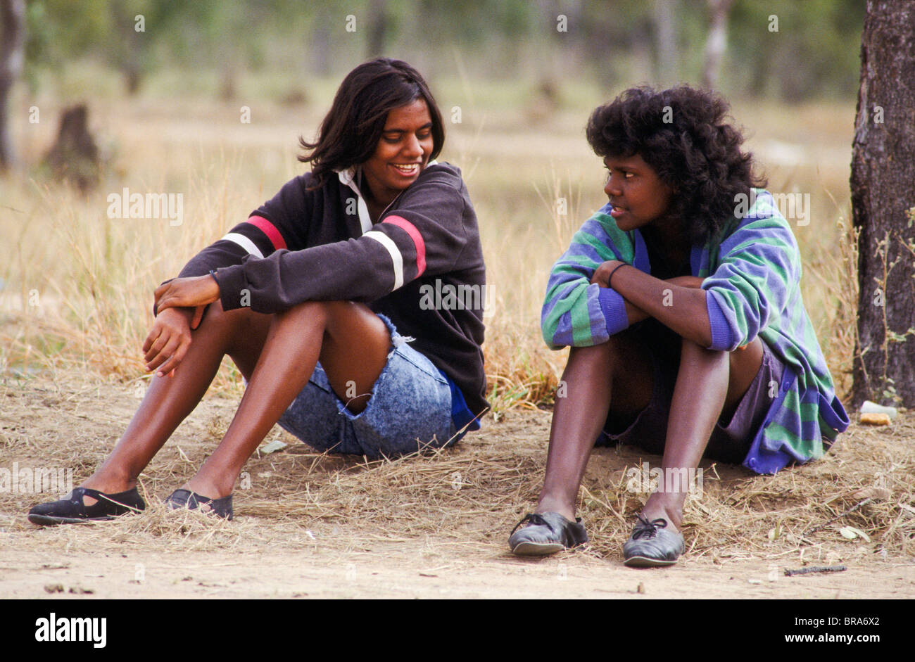 Les jeunes filles autochtones parlant l'Australie Banque D'Images