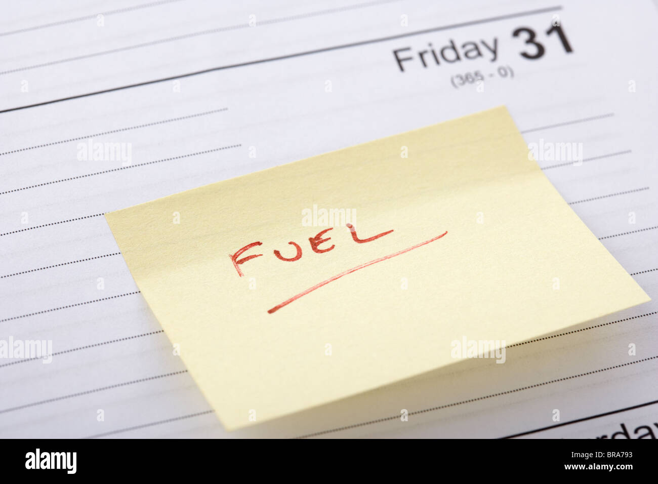 Post-it concernant le projet de loi rappel bloqué dans un journal à la fin du mois Banque D'Images