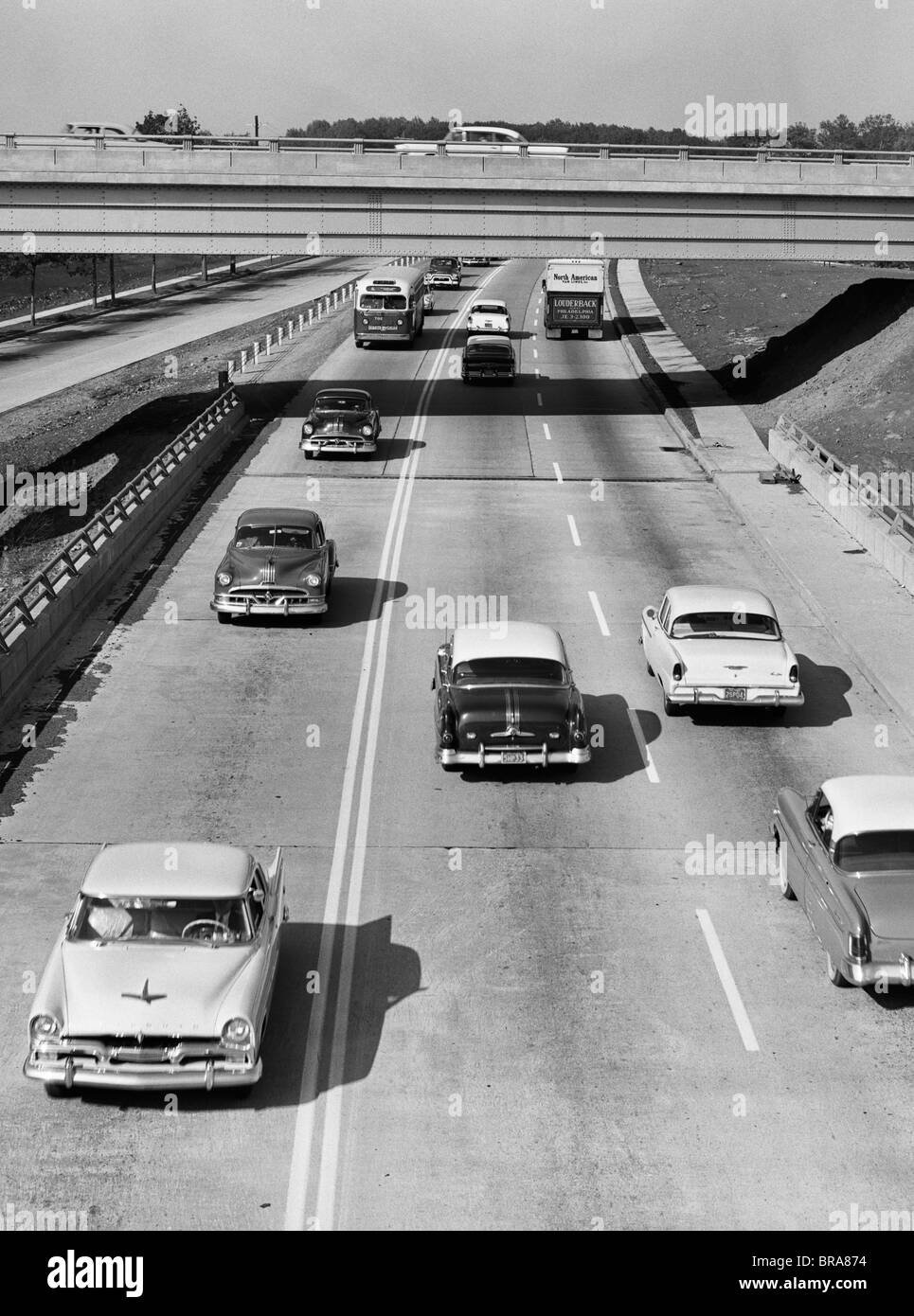 Années 1950, les voitures qui circulent sur l'autoroute Banque D'Images