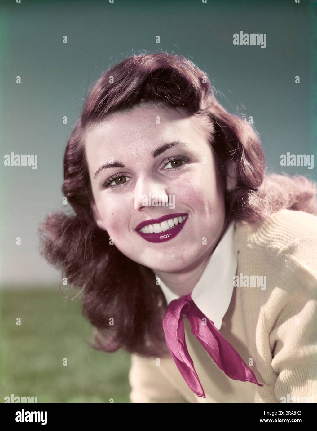 Années 1940 Années 1950 PORTRAIT SMILING TEEN GIRL WEARING SWEATER RED FOULARD cravate Banque D'Images