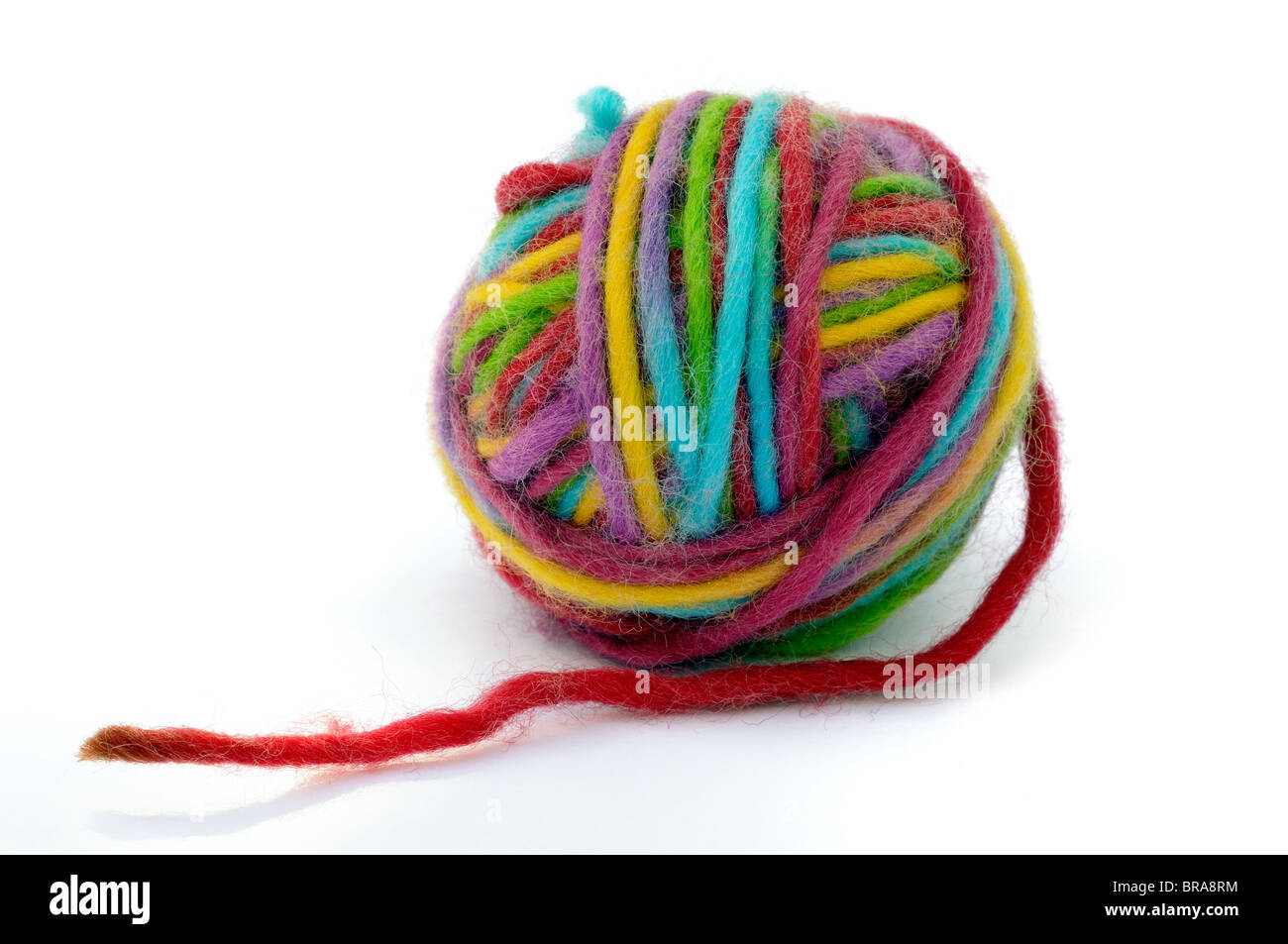 Pelote de laine multi couleur sur fond blanc Banque D'Images