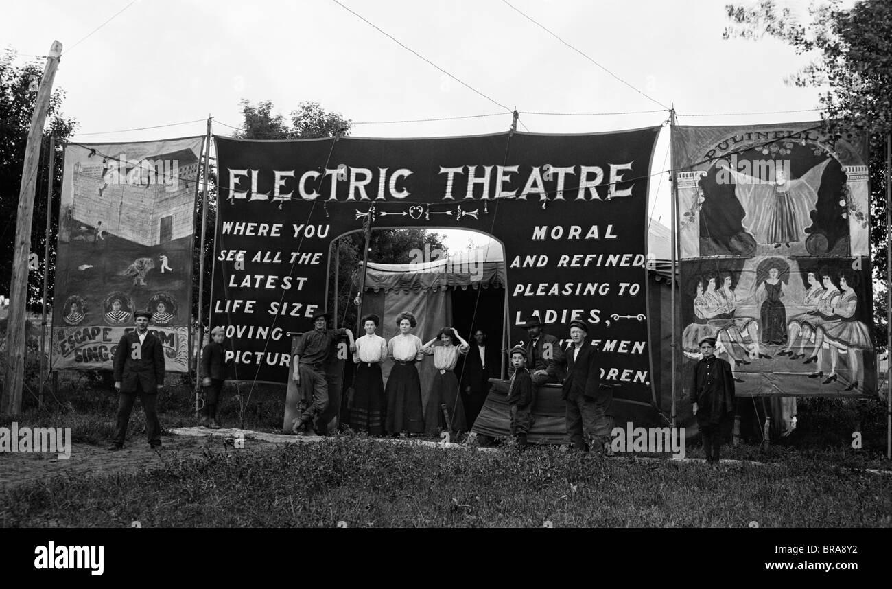 1900s 1910s GROUP personnes debout à l'entrée PISCINE VOYAGER DÉMÉNAGEMENT PHOTO THEATRE Banque D'Images