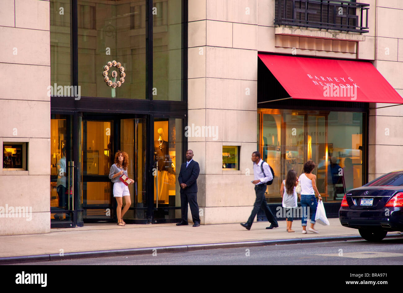 Shoppers chez Barneys le long de la 5e Avenue à Manhattan, New York City USA Banque D'Images