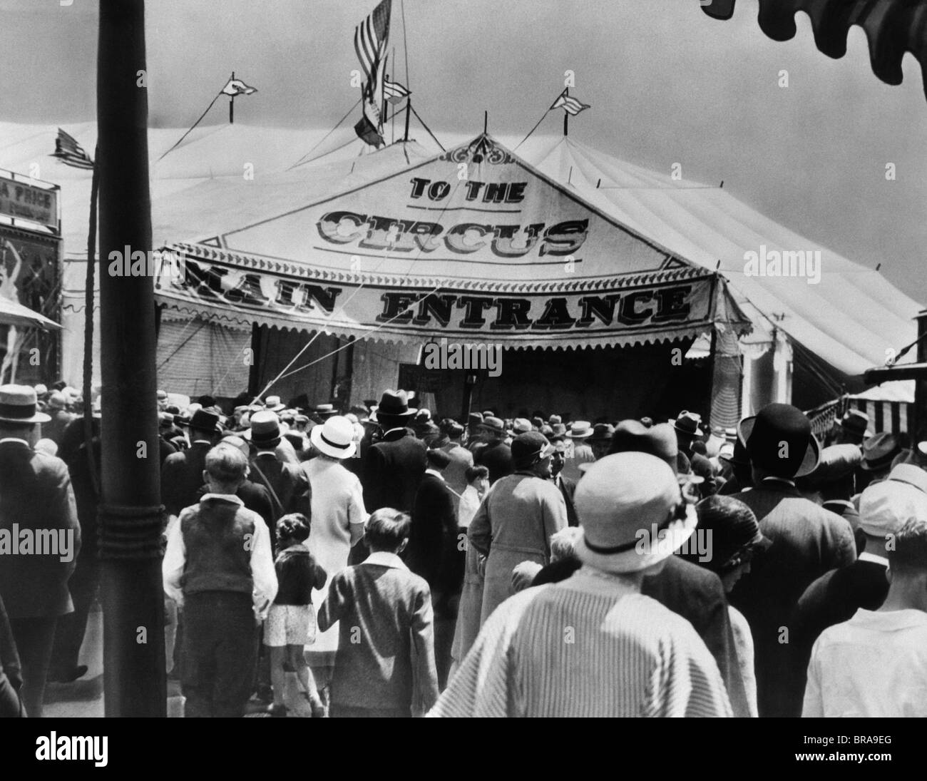 Années 1920 Années 1930 VUE ARRIÈRE DE LA FOULE ENTRANT TENTE DE CIRQUE ENTRÉE PRINCIPALE Banque D'Images