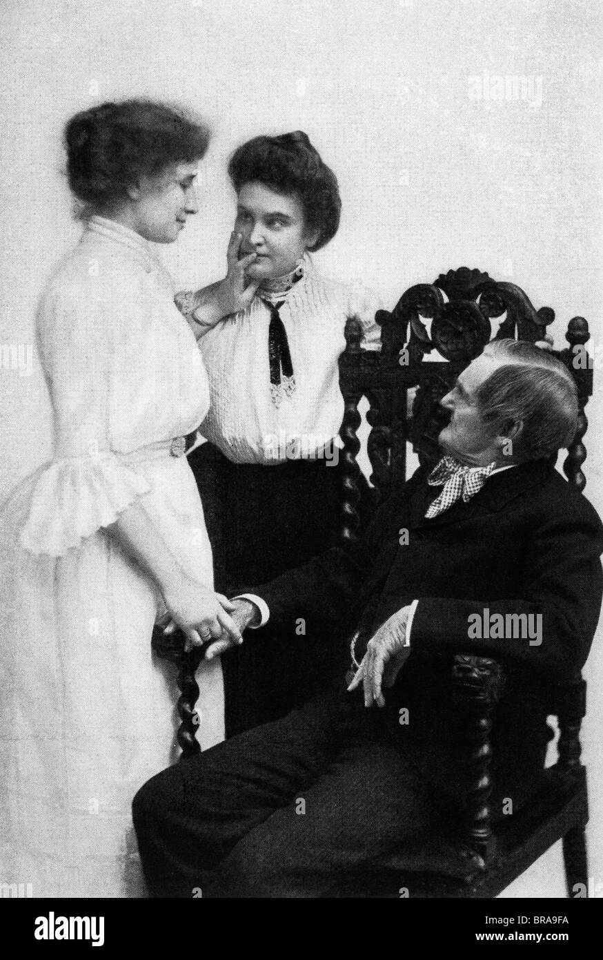 Années 1900 BLIND DEAF Helen KELLER TOUCHER ANN SULLIVAN MACY AVEC L'Acteur Joseph Jefferson assis Banque D'Images