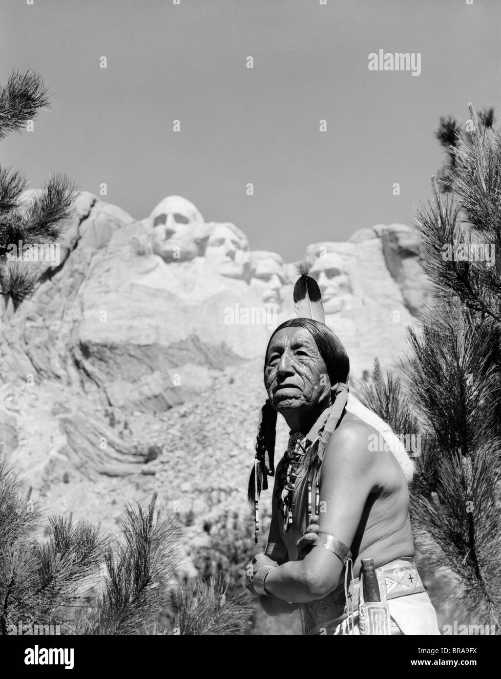 1960 PORTRAIT DE AMERICAN INDIAN EN FACE DU MONT RUSHMORE Banque D'Images
