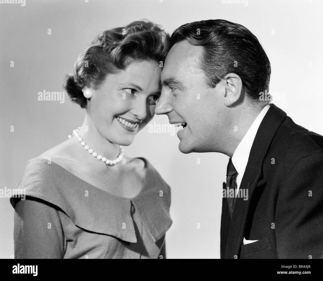 Années 1950 Années 1960 HOMME FEMME COUPLE SMILING POSÉS TÊTE À TÊTE DE Banque D'Images