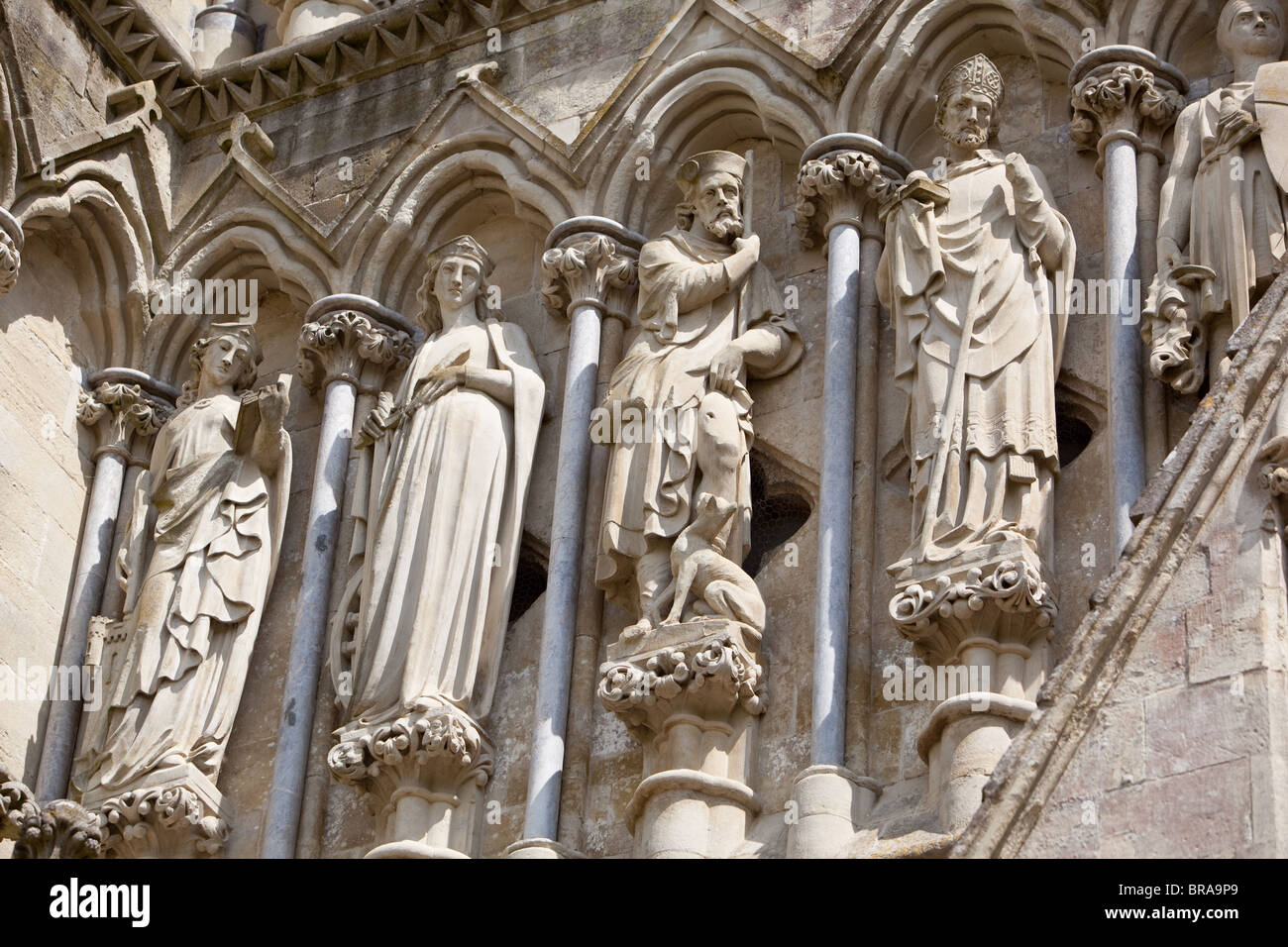Cathédrale de Salisbury Angleterre du Wiltshire les statues montrent des dessins de vêtements du milieu du 12th siècle quand la cathédrale a été construite. Banque D'Images