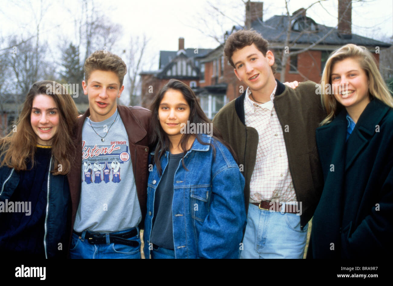 1990 PORTRAIT DE GROUPE DE DEUX ADOLESCENTS ET TROIS TEENAGE GIRLS LOOKING AT CAMERA Banque D'Images