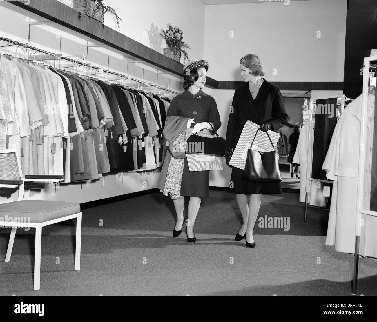 1960 2 Femmes shopping magasin robe Banque D'Images