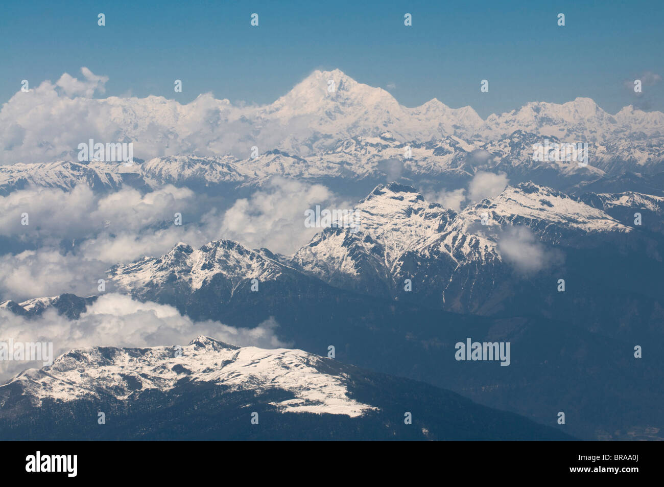 Photo aérienne de l'Himalaya avec la troisième plus haute montagne du monde, le Kanchenjunga, Bhoutan, Asie Banque D'Images