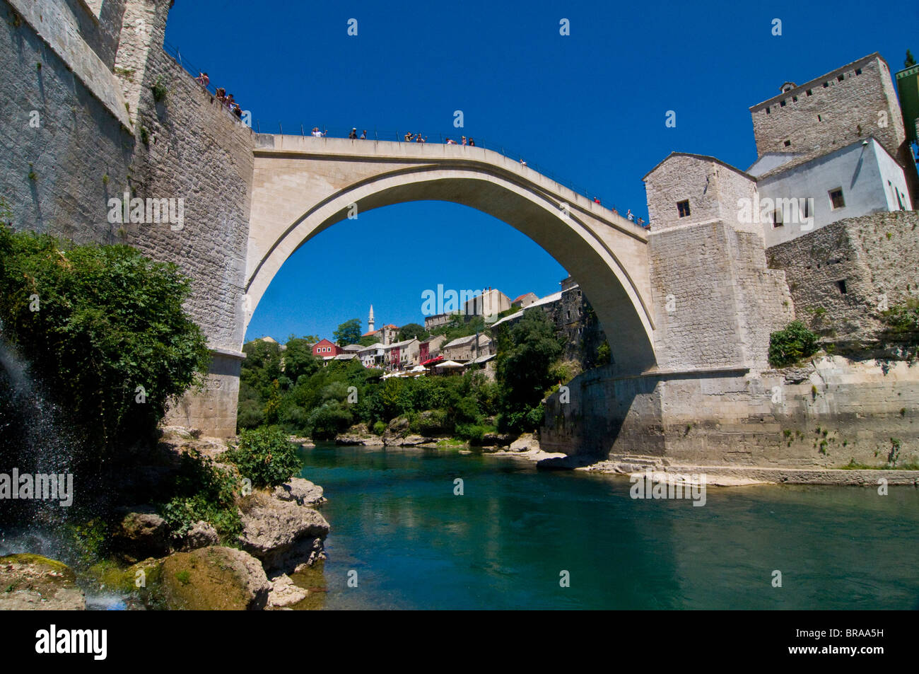 Célèbre vieux pont reconstruit après s'effondrer dans la guerre dans la vieille ville de Mostar, Bosnie-Herzégovine, UNESCO Banque D'Images Célèbre vieux pont reconstruit après s'effondrer dans la guerre dans la vieille ville de Mostar, Bosnie-Herzégovine, UNESCO Banque D'Images