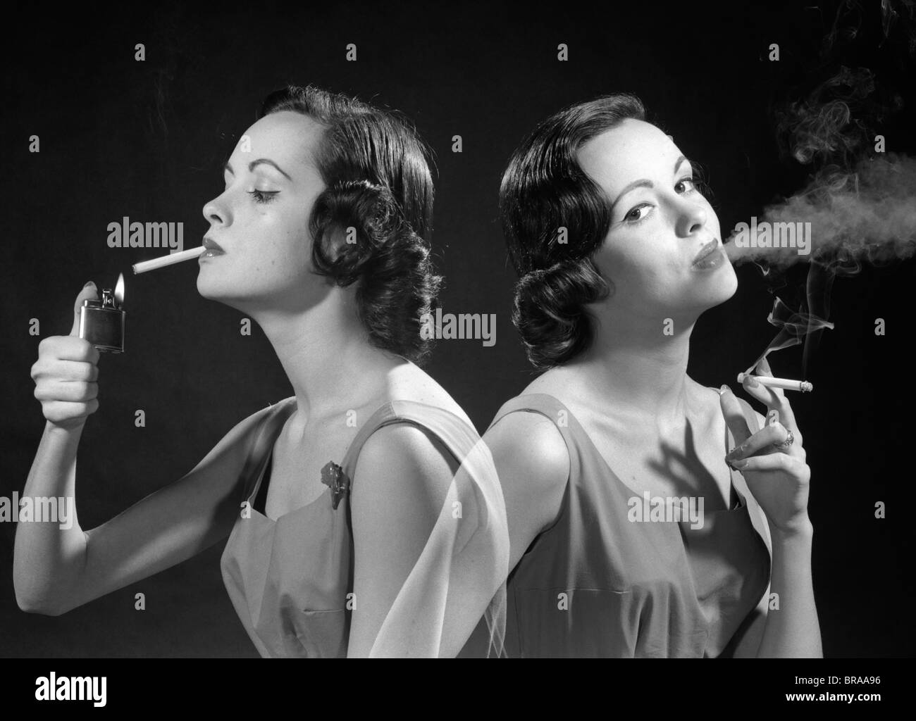 1960 UNE EXPOSITION MULTIPLE DEUX VUES BRUNETTE WOMAN FUMER UNE CIGARETTE FUMÉE SUR L'EXPIRATION ET L'ALLUMER Banque D'Images
