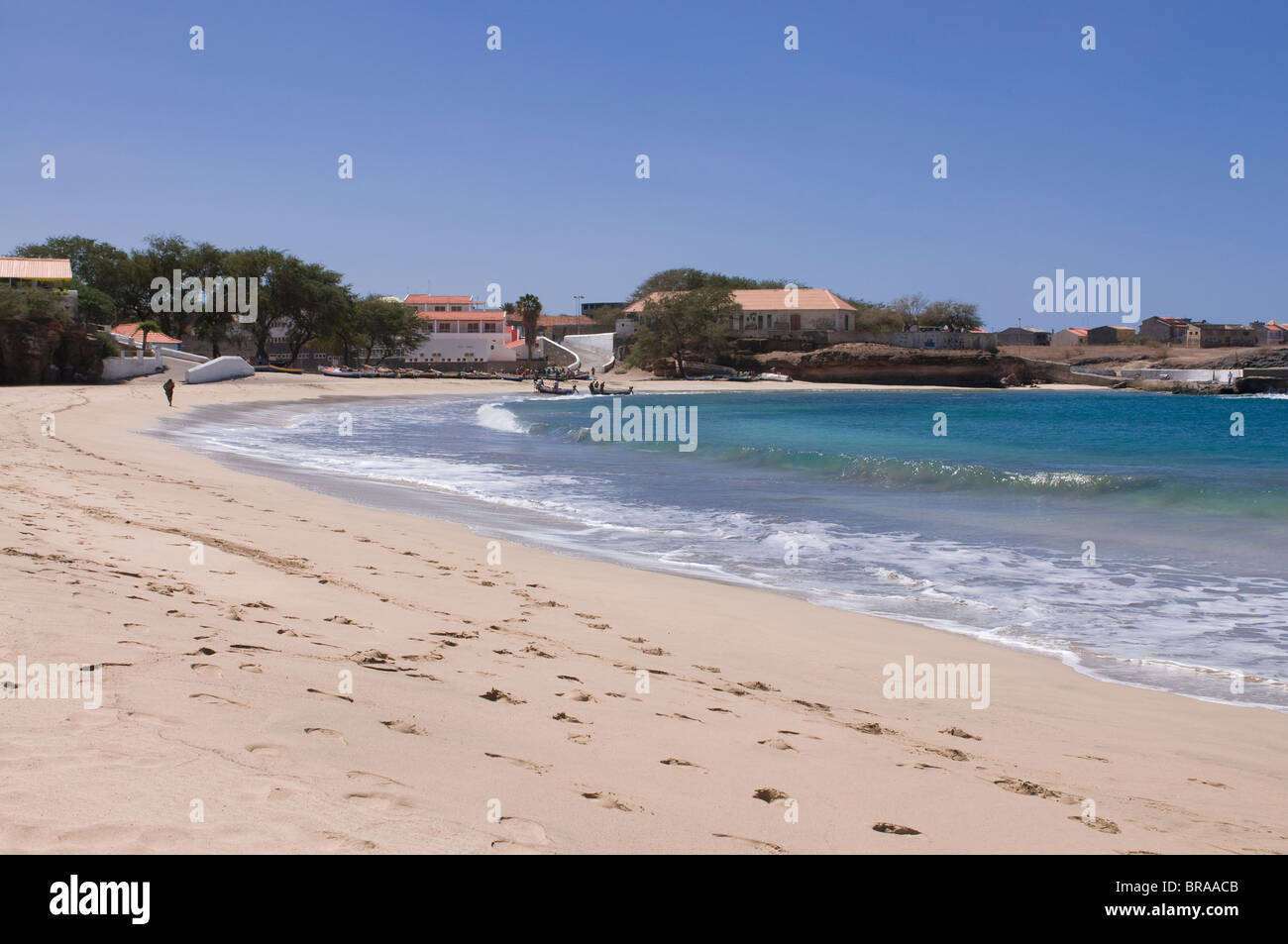 L'autre avec une plage de sable et les bâtiments, Tarrafal, Santiago, Cap Vert, Afrique du Sud Banque D'Images