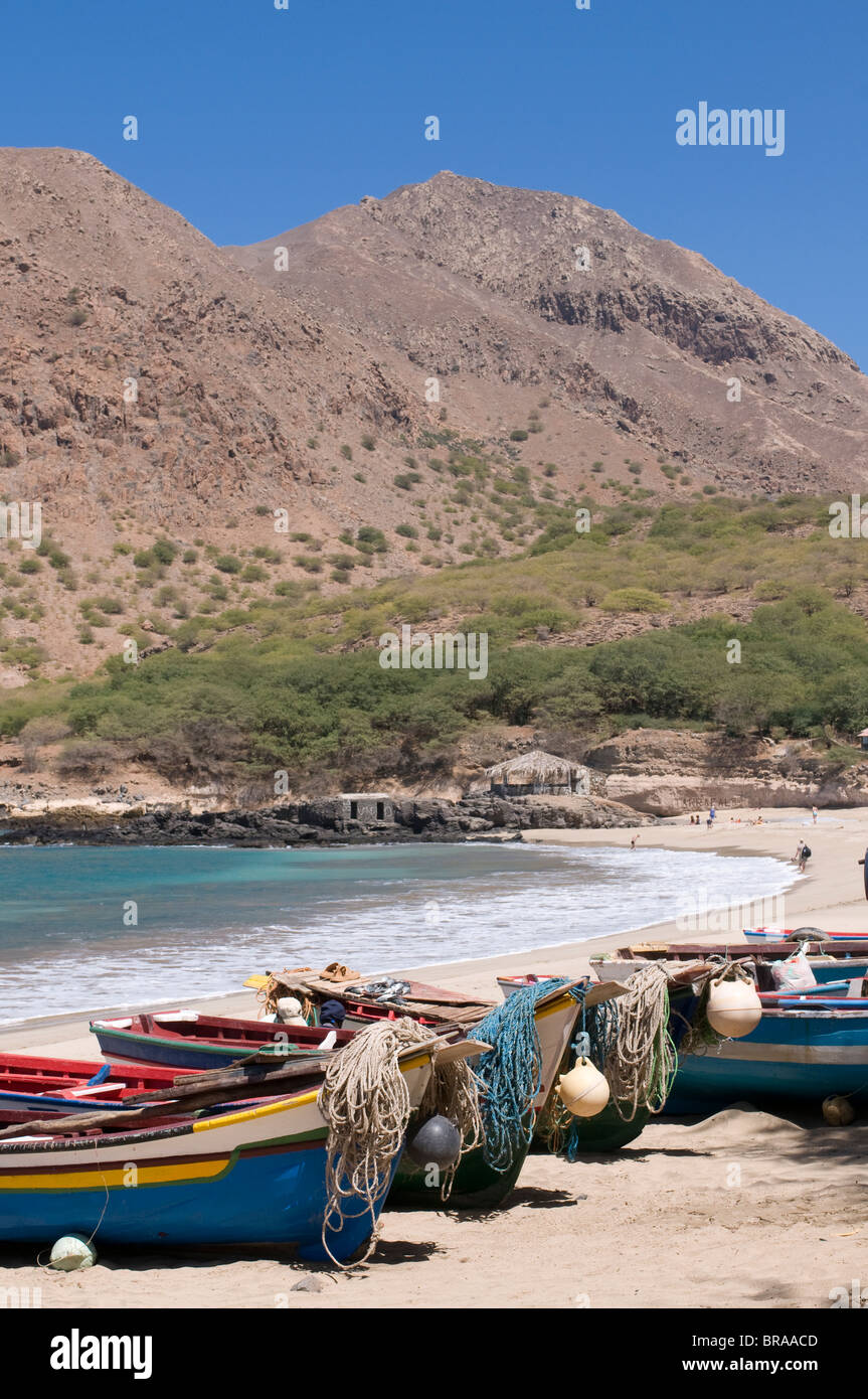 Bateaux de pêche sur la plage de sable de Tarrafal, Santiago, îles du Cap Vert, de l'Atlantique, l'Afrique Banque D'Images