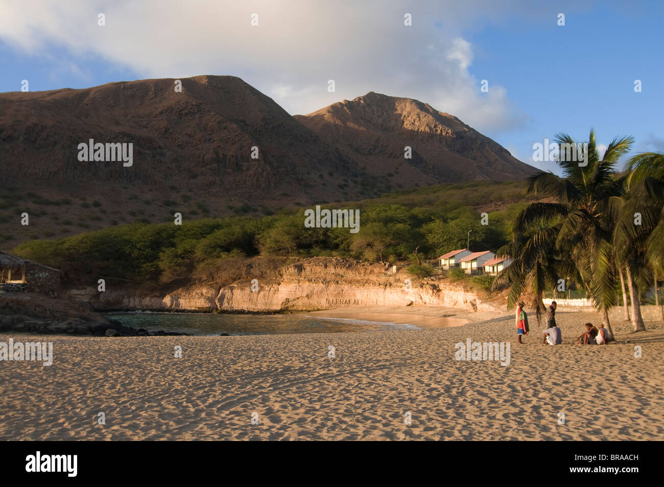 Les jeunes hommes dans l'après-midi sur la plage de sable de Tarrafal, Santiago, îles du Cap Vert, de l'Atlantique, l'Afrique Banque D'Images
