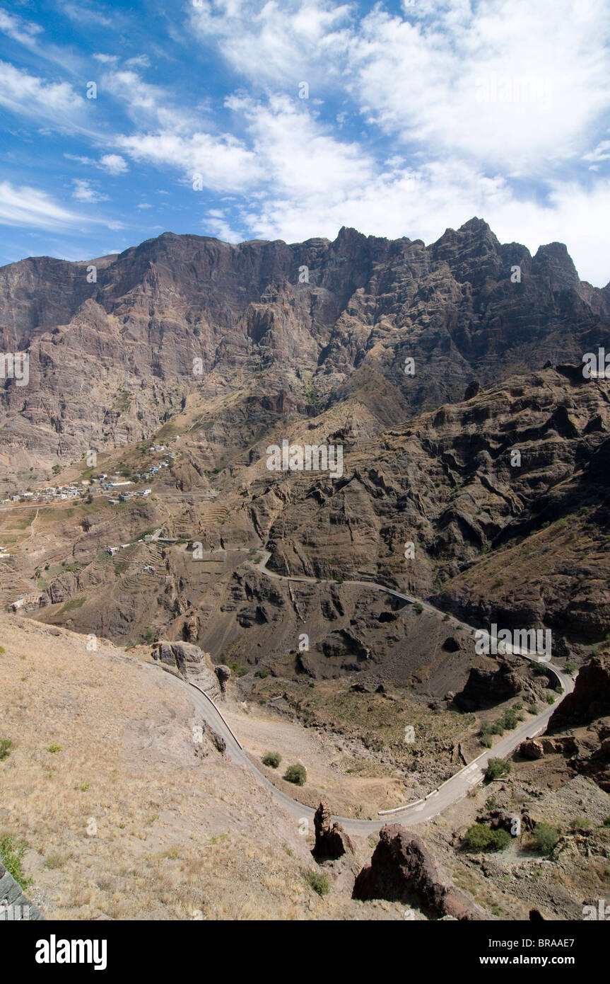 Route à travers des paysages rocheux, San Antao, îles du Cap Vert, l'Afrique Banque D'Images