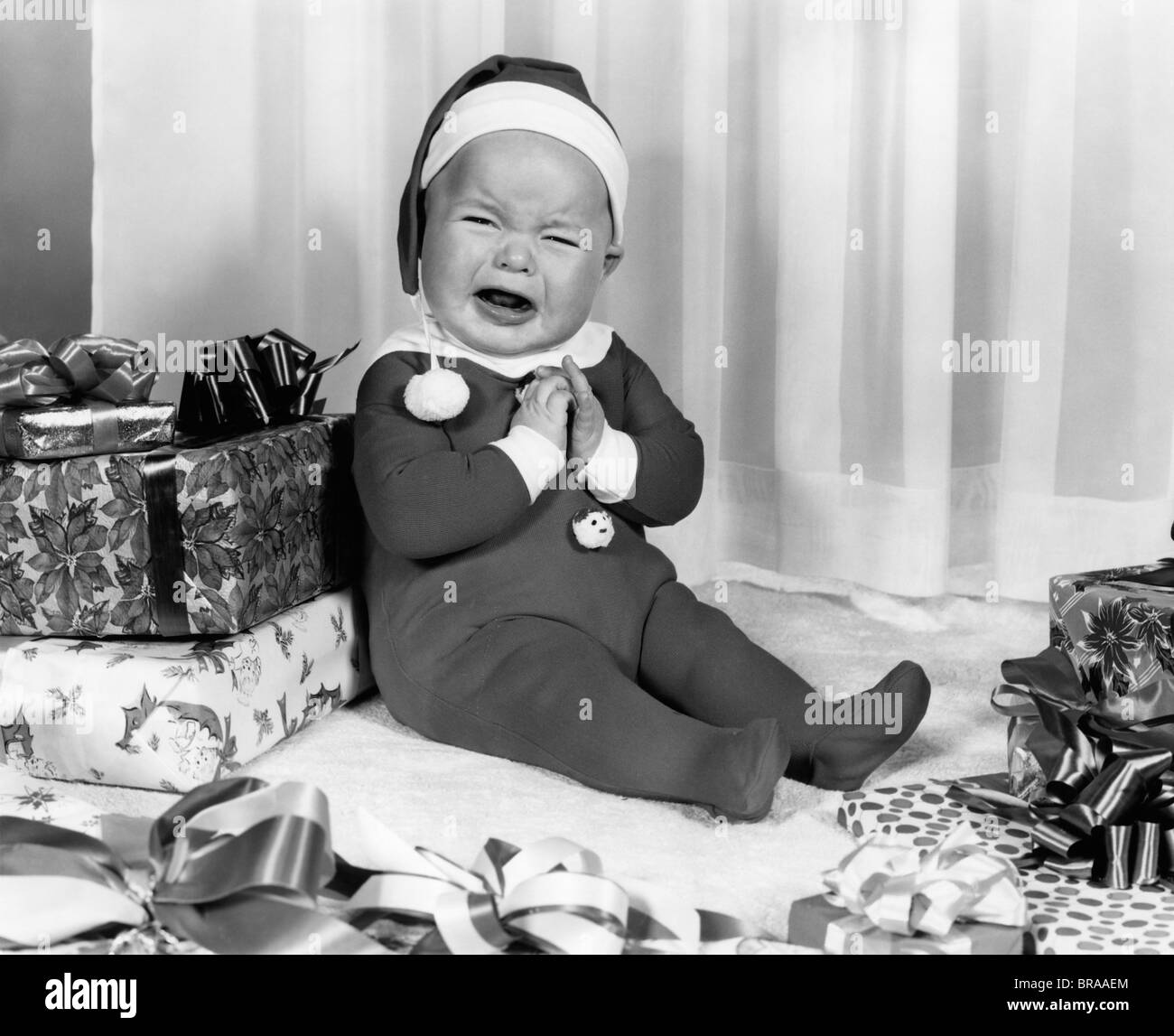 Années 1950 Années 1960 CRYING BABY DRESSED LIKE SANTA CLAUS Banque D'Images