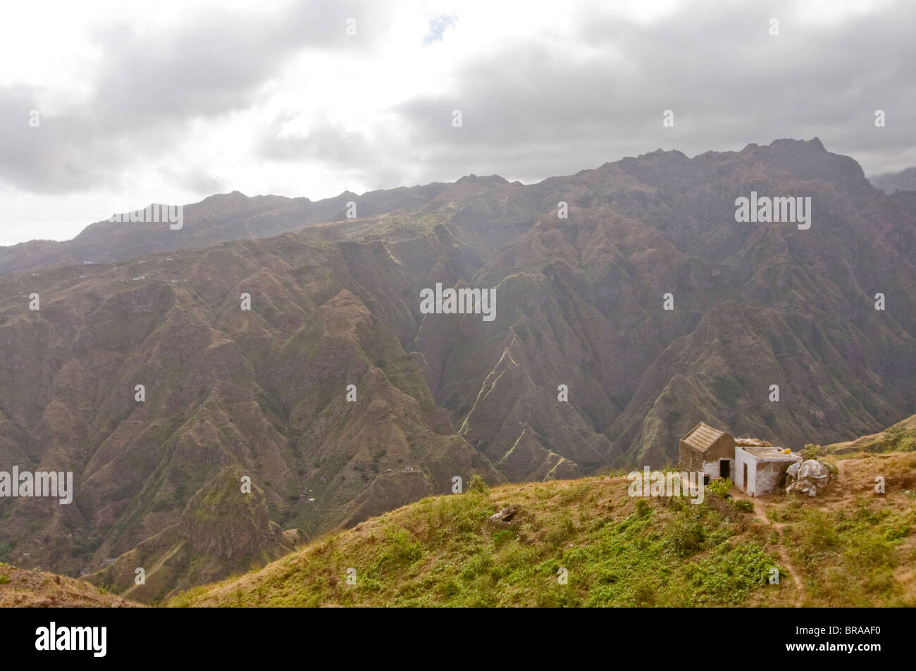 Petite maison dans un paysage rocheux, San Antao, îles du Cap Vert, l'Afrique Banque D'Images